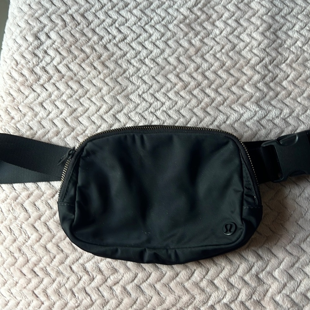 Lululemon Everywhere Belt Bag
